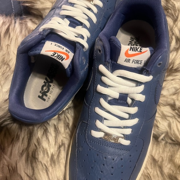 Nike AIR FORCE 1 Navy and White Athletic Shoes Sz 9 w/NEW BACKPACK